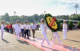 BTC giải xe đạp quốc tế VTV Cup Tôn Hoa Sen 2018 cùng toàn đoàn dâng hoa tưởng nhớ Chủ tịch Hồ Chí Minh vĩ đại