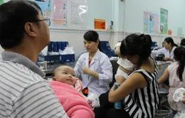 Hết vaccine 5 trong 1 Quinvaxem, nhiều phụ huynh ở TP.HCM lo lắng