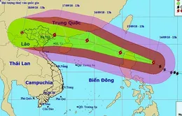 Siêu bão Mangkhut di chuyển theo hướng Tây Tây Bắc, hướng về Biển Đông