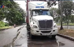 TNGT nghiêm trọng giữa xe container và xe máy ở TP.HCM, 2 người thương vong