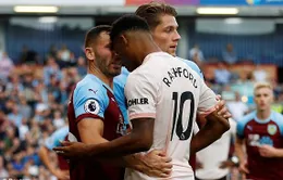 Rashford dính bẫy hậu vệ Burnley, nhận thẻ đỏ đầu tiên mùa giải của Man Utd