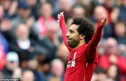 Fan nhí Liverpool nức nở khóc khi được M. Salah tặng quà