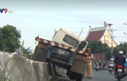 Tiền Giang: Lật xe container trên Quốc lộ 1A