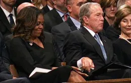 Khoảnh khắc gây chú ý của cựu Tổng thống Bush tại lễ tang ông John McCain