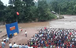 Học sinh Lai Châu khai giảng năm học mới bên dòng suối