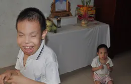 Quặn thắt cảnh 2 em bại não “cười” với di ảnh anh trai chết vì sốc nắng
