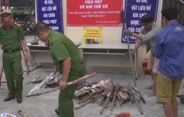 Nha Trang: Tiêu hủy vũ khí thô sơ do nhân dân giao nộp