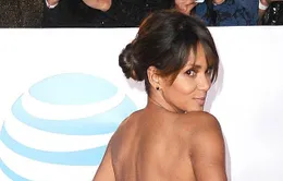 Mặc trang phục khiêu khích, "Miêu nữ" Halle Berry làm "nóng mắt" người nhìn