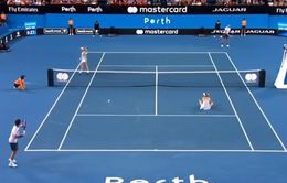 VIDEO: Federer và Sock khiến bạn đánh cặp ngao ngán rời sân