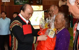 Thủ tướng Nguyễn Xuân Phúc tặng quà Tết đồng bào nghèo