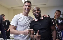 Tay đấm Mayweather vào phòng thay đồ cùng Ronaldo và sao Juventus nâng cúp