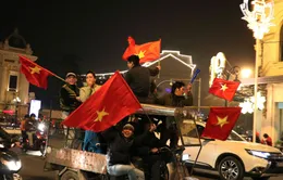 Đường phố Hà Nội rợp cờ ăn mừng đội tuyển Việt Nam vào tứ kết Asian Cup 2019