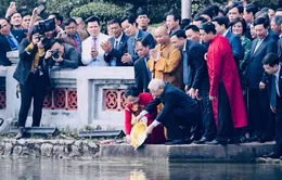 Tổng Bí thư, Chủ tịch nước cùng kiểu bào thả cá chép tiễn ông Táo ở Hồ Gươm