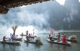 Bộ sưu tập áo dài cổ của NTK Thủy Nguyễn xuất hiện trong "Tết nghĩa là hy vọng"