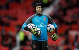 Petr Cech bị CĐV Arsenal "ném đá" sau trận thua Manchester United