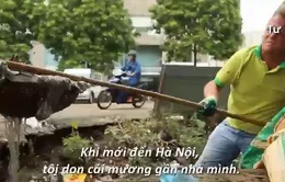 Ông Tây dọn rác ngày ông Công ông Táo