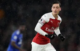 Chơi vật vờ, Mesut Ozil vẫn được ví với huyền thoại Arsenal