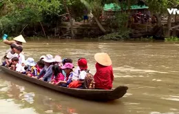 Vĩnh Long: Tính mạng của học sinh chòng chành trên chiếc xuồng cũ vượt sông