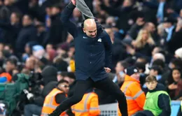 HLV Pep Guardiola lại "gây bão" với màn lột đồ, đấu võ mồm với trọng tài