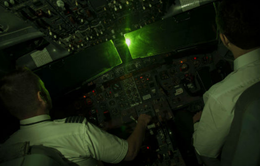 Chiếu tia laser vào máy bay sẽ bị phạt tới 40 triệu đồng