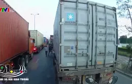 Clip: Mâu thuẫn cá nhân, tài xế container đánh đồng nghiệp trên đường