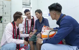 Hoa hậu Hà Kiều Anh sánh vai Quán quân Mister Việt Nam Phạm Minh Quyền thăm người già neo đơn