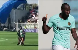 Trận Sassuolo - Inter bị gián đoạn bởi VĐV dù lượn