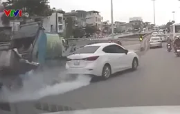 Xe ô tô con nổ lốp, suýt tông vào 2 nữ lao công trên phố