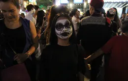 Cô gái "khóc thét" khi nhìn thấy gương mặt “dị” xuất hiện trên đường phố Hà Nội ngày lễ Halloween