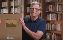 Tỷ phú Bill Gates khoe nút vàng YouTube