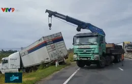 Gió thổi mạnh, nhiều xe tải nặng lao xuống ruộng