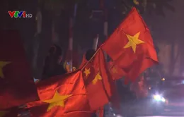 Người hâm mộ vỡ òa niềm vui, ăn mừng chiến thắng trận Việt Nam - UAE