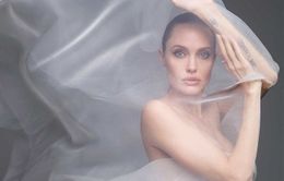 Chụp hình khỏa thân ở tuổi 44, Angelina Jolie vẫn đẹp mê hồn