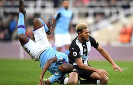 Newcastle 2-2 Man City: Cầm vàng lại để vàng rơi...