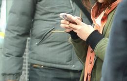 Lạm dụng điện thoại thông minh có nguy cơ bị bệnh mắt chéo