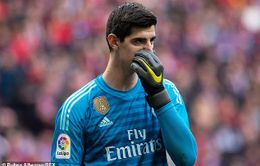 Courtois bị coi là phản đồ, bị ném chuột ở derby Madrid