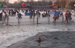 Thú vui bơi trong hồ nước lạnh giá