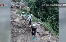 Những thầy cô cõng lương thực cho học trò