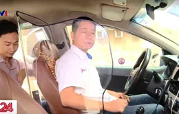 Hà Nội: Tài xế taxi lắp vách ngăn tự bảo vệ