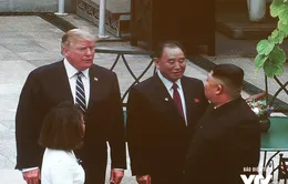 ẢNH: Tổng thống Donald Trump trao đổi với Chủ tịch Kim Jong-un ở khuôn viên Metropole