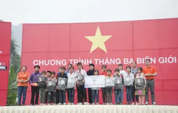 Trao tặng 1.000 góc học tập và 6.000 lá cờ Tổ quốc tại các tỉnh biên giới