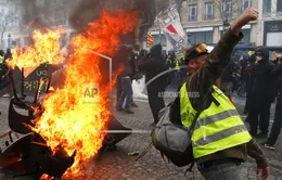 Paris, Pháp chìm trong biển lửa vì bạo loạn