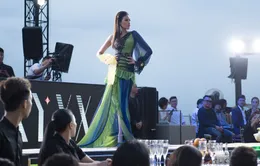 Nguyễn Thị Thành làm vedette khoe catwalk điêu luyện