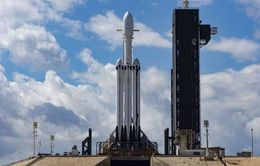 SpaceX hoãn vụ phóng thương mại đầu tiên của tên lửa Falcon Heavy