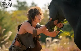 Song Joong Ki hóa người rừng bẩn thỉu trong phim mới "Asadal Chronicles"