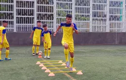 U18 Việt Nam tập làm quen sân Po Kong, sẵn sàng cho trận ra quân gặp U18 Singapore