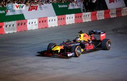 ẢNH: Màn biểu diễn đua xe F1 mãn nhãn của David Coulthard trên đường phố Hà Nội