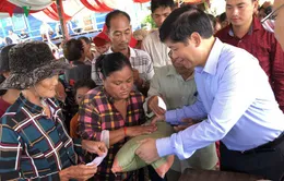 Đoàn công tác liên ngành thăm bà con người Việt ở Biển Hồ (Campuchia)