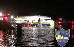 Mỹ điều tra nguyên nhân máy bay Boeing 737 lao xuống sông