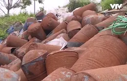 Liên tiếp xảy ra tình trạng đổ trộm chất thải công nghiệp trên Đại lộ Thăng Long